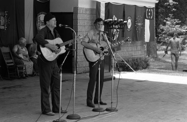 Will McLean and Gamble Rogers performing at the 1982 Florida Folk Festival in White Springs.