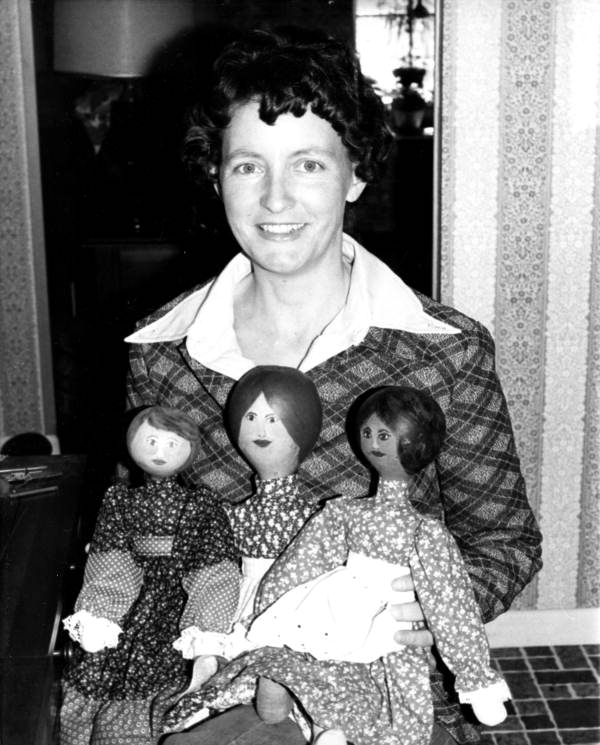 Linda Waldron holding her gourd head dolls - White Springs, Florida