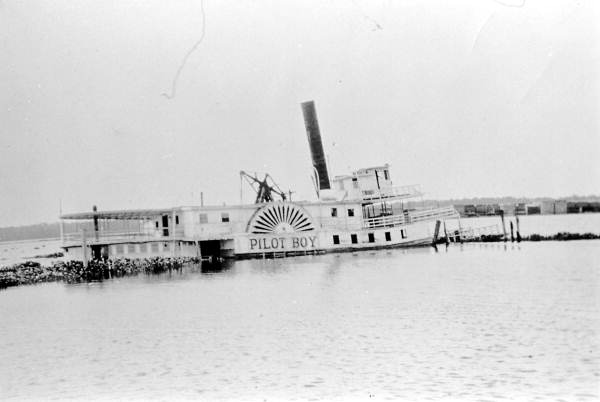 Abandoned steamboat "Pilot Boy" - Palatka, Florida.