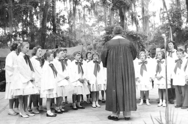 Park Avenue Methodist Church Choir of Valdosta, Georgia, singing- White Springs, Florida