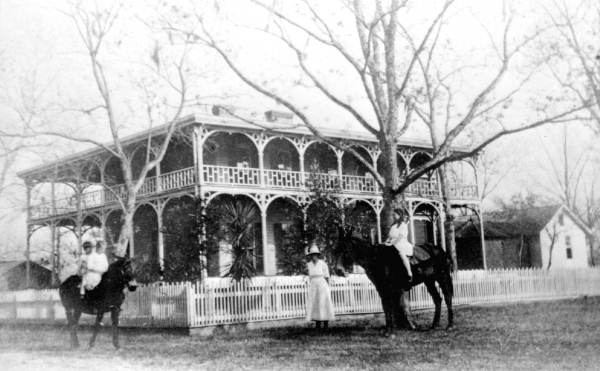 Edgar Hays Long's family and residence