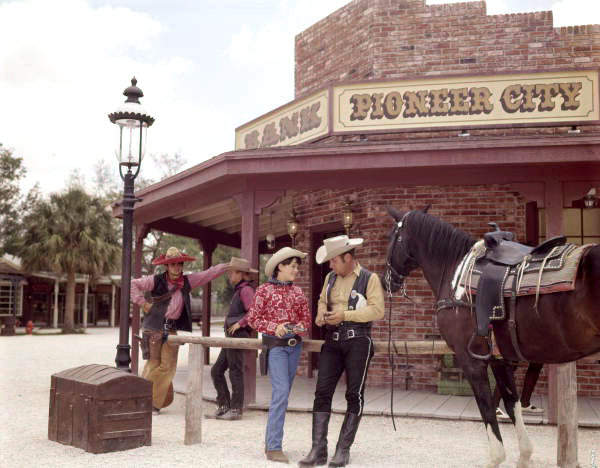 Actors in costume at the Pioneer City attraction - Davie, Florida