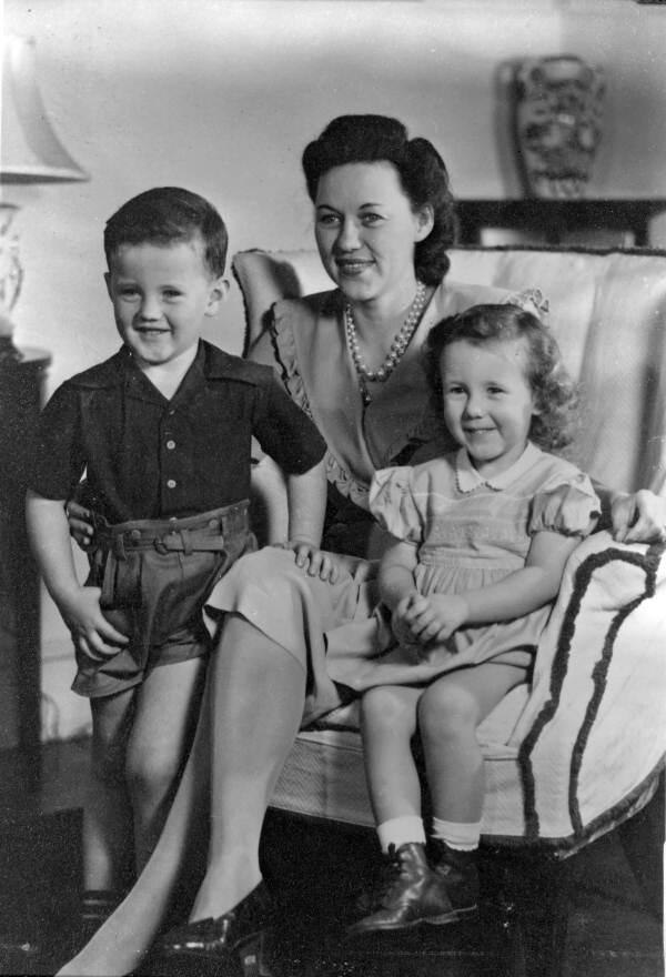 Portrait of Mrs. Virginia Stitt Clements with her children - Atlanta, Georgia.