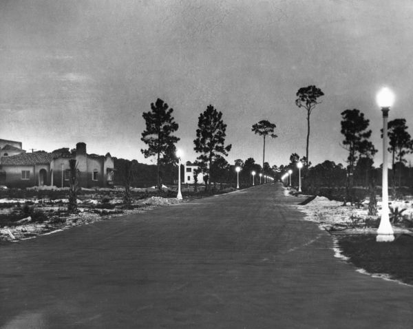 Street lights in Daytona Highlands