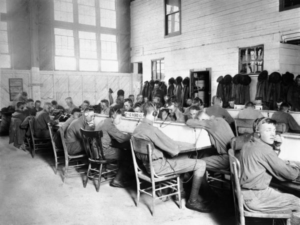 Florida National Guardsmen training for Signal Corps duty