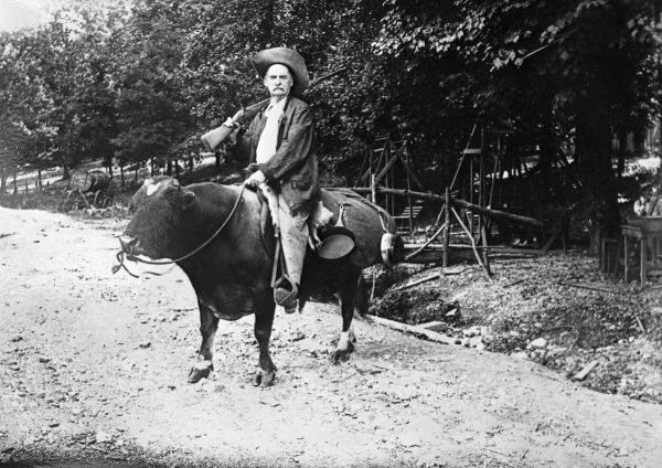 Will Tucker sitting on a bull