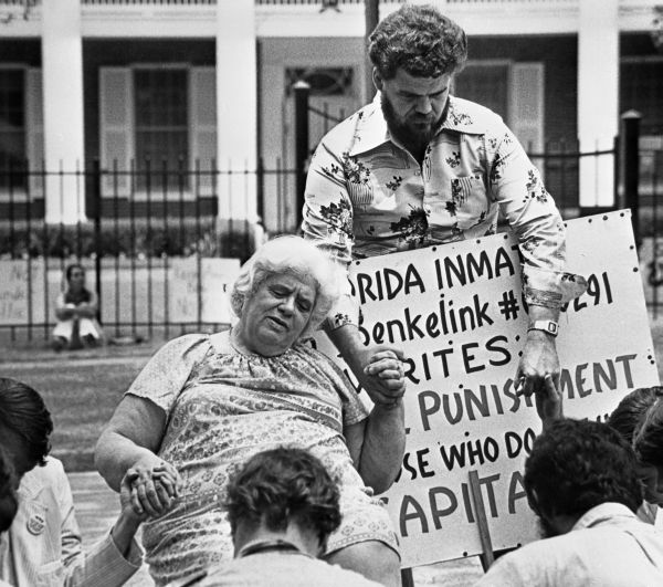 People Against Execution demonstrating in front of Governor's Mansion