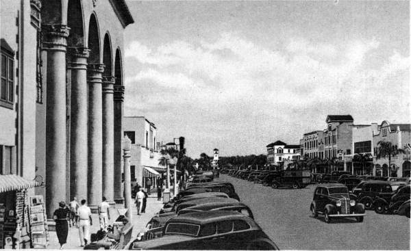 Business district on Hollywood Boulevard - Hollywood, Florida