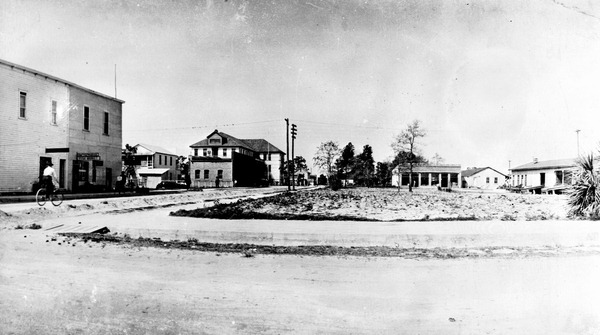 Street scene - St. Cloud, Florida.