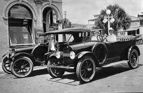 Two Hudson Super-Six Touring cars in front of Citizens Bank of Kissimmee.