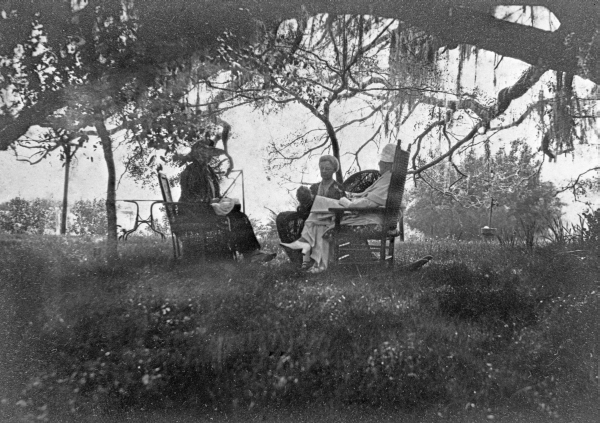 Luna Plantation guests sitting in the shade of an oak