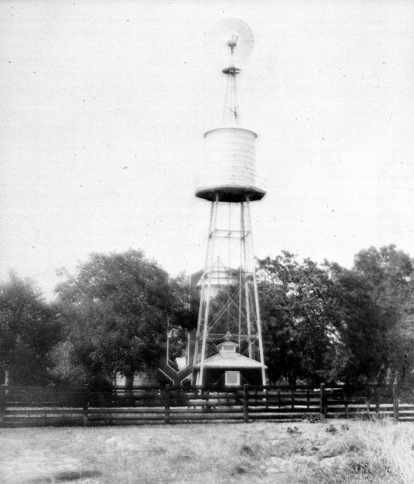 5000 gallon water tower - De Leon Springs, Florida