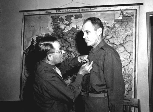 Colonel Francis T. Dodd receiving the Bronze Star.