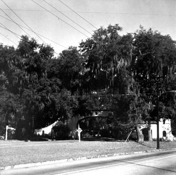 Entrance to Los Robles