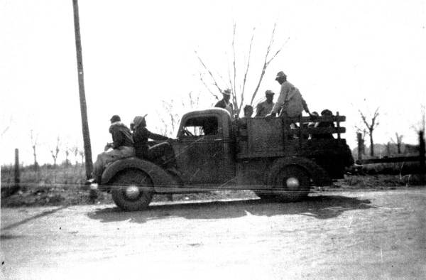 Workers on their way to the tobacco fields - Hardaway, Florida