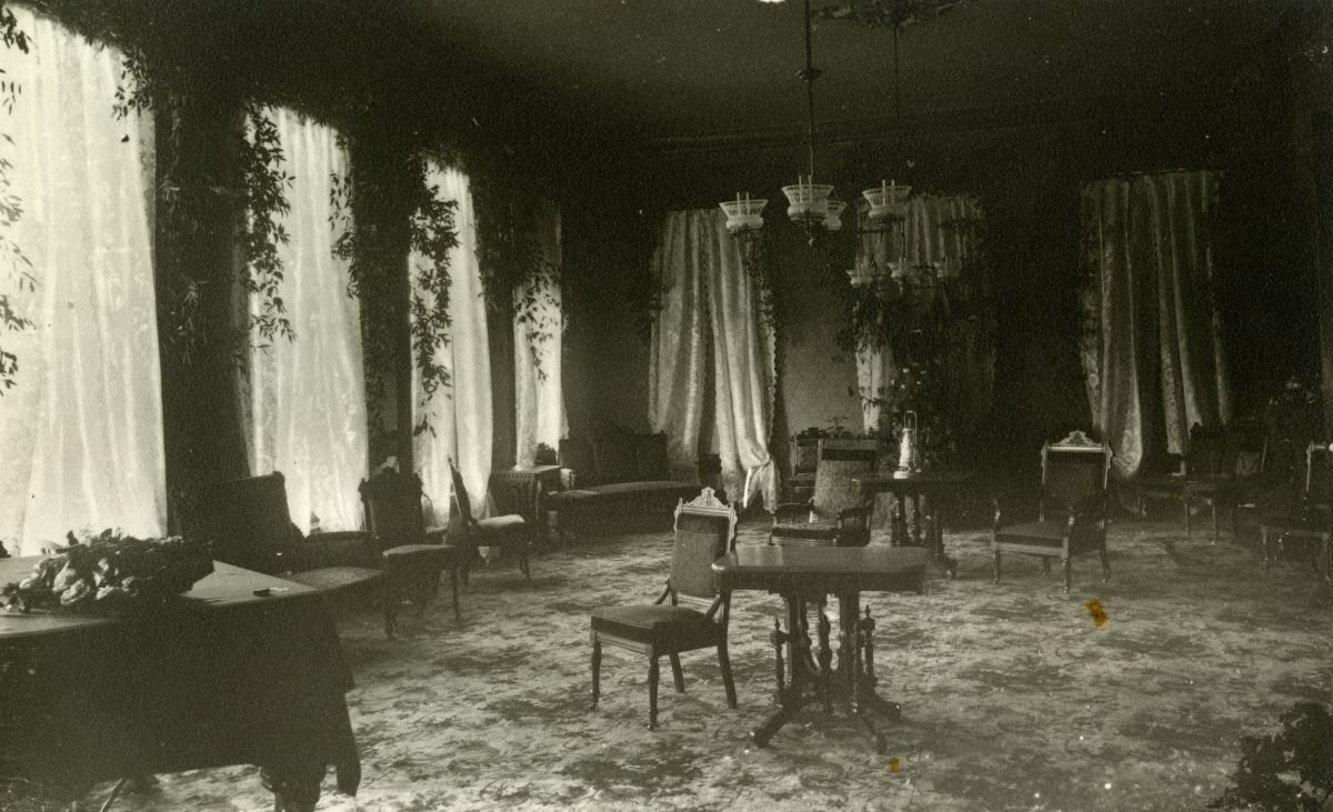 View of the parlor at the Leon Hotel