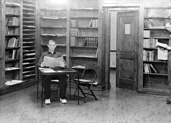 Students in the Student Union reading room