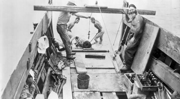 Men retrieving cannon from shipwreck
