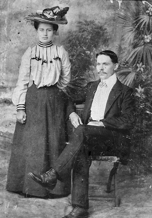 Emma Bunch Hart Lunn standing next to Ira Stephen Lunn