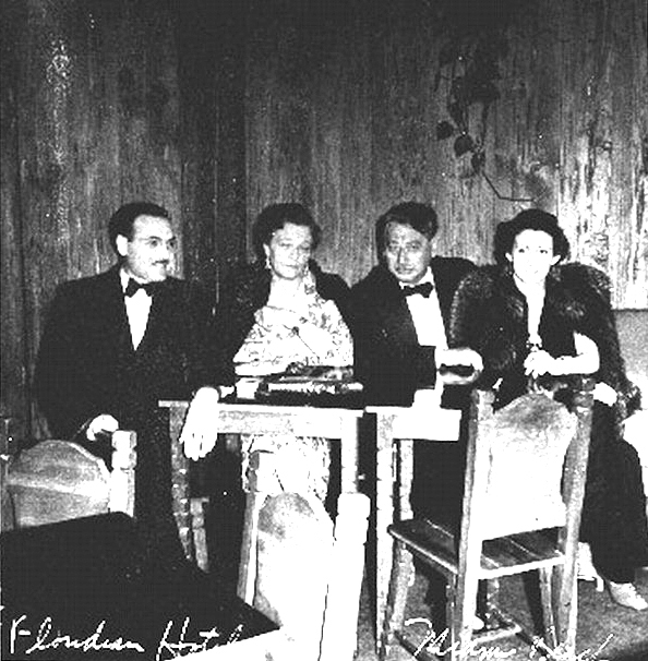 Stanley and Martha Myers sitting with Sholem and Majia Asch