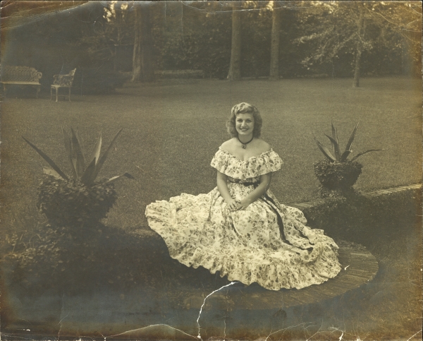 Outdoor portrait of Nancy Tribble Benda in Southern Belle antique dress.