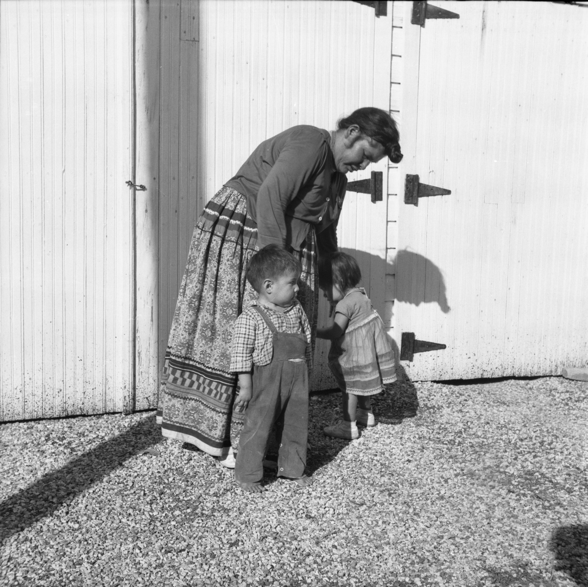 Seminole Indian twins Albert and Caroline Snow with their mother Alice