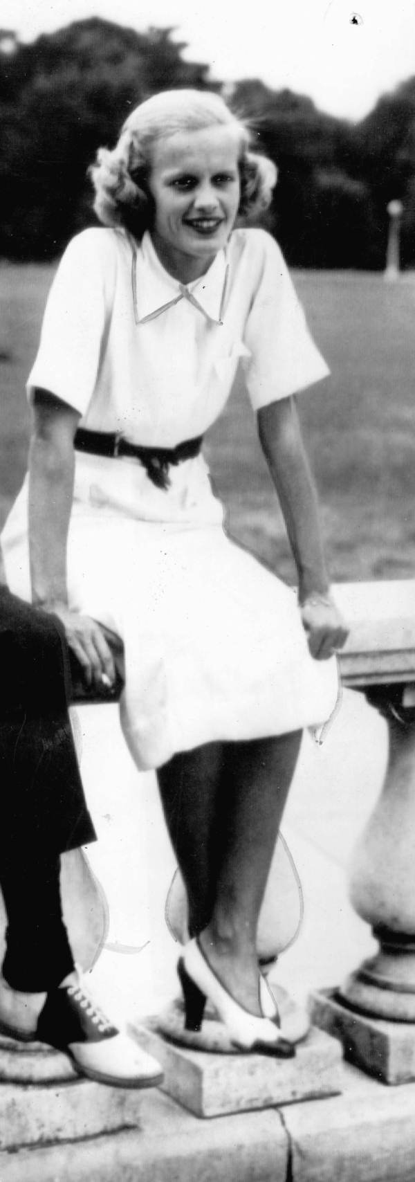 Genevieve L. Estes (Mrs. Nicholas Ridgely du Pont).