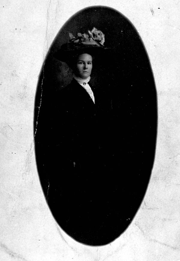Portrait of Mabel Squires Estell MacCarter.