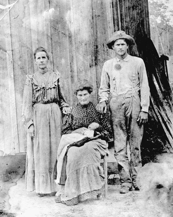 People gathered for a portrait : Kinard, Florida