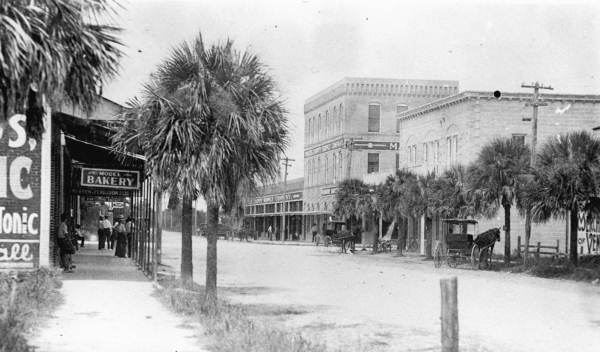 Looking west along Manatee Avenue - Manatee, Florida.
