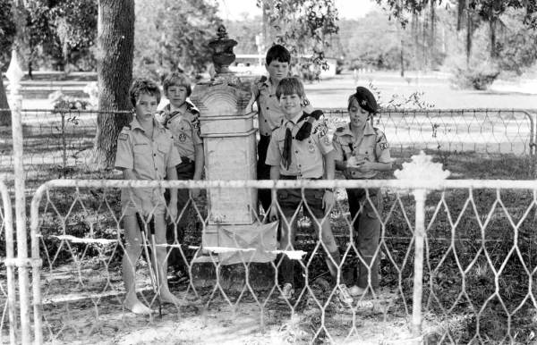 Boy Scouts restoring grave site
