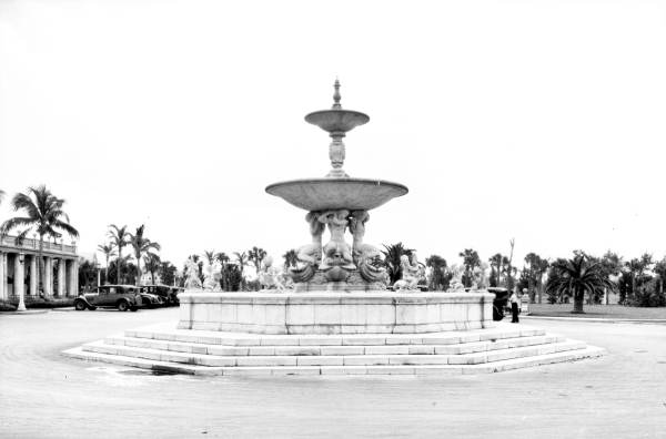 Entrance of The Breakers looking at the fountain.