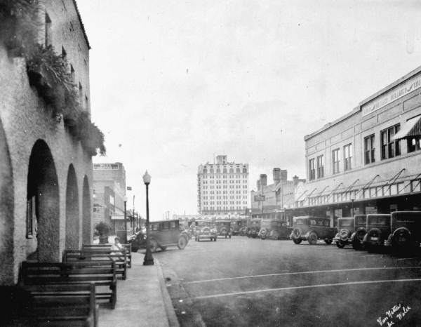 Street scene : Lake Wales, Florida.