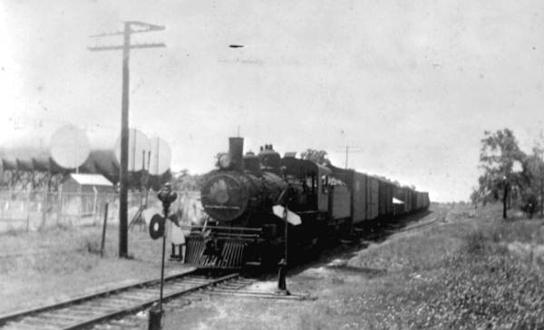 Tavares & Gulf engine number 105 leaving Tavares