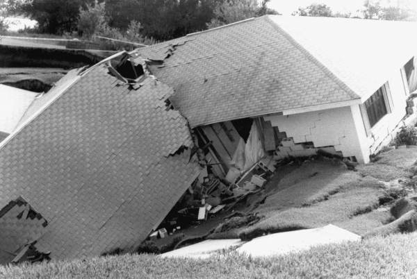 Home swallowed by sinkhole : Frostproof, Florida