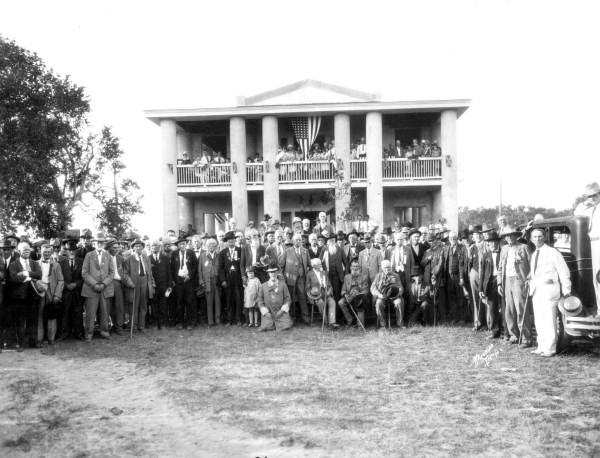 Confederate veterans and crowd standing at the Gamble Plantation Judah P. Benjamin Memorial