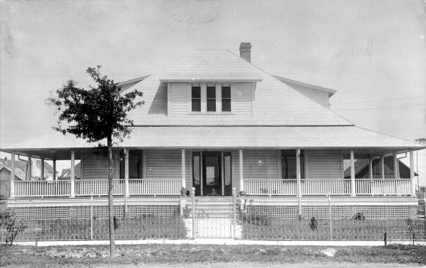 Postcard of J.W. Earnest home - Wauchula, Florida