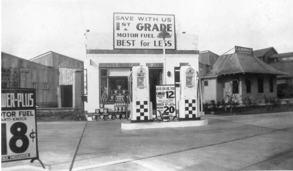 Florida Peoples Oil Company gas station at 131 W. Robinson St. in Orlando, Florida.