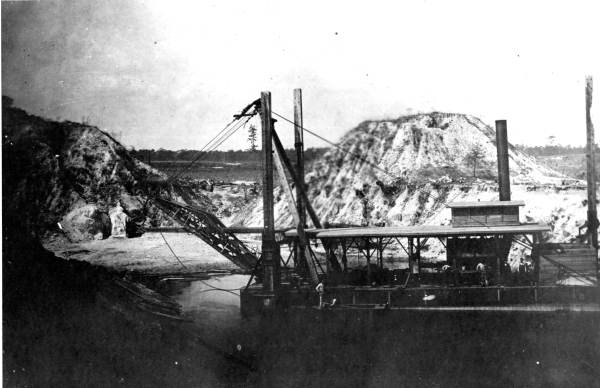 Dredging phosphate at Dunnellon Phosphate Company's mine