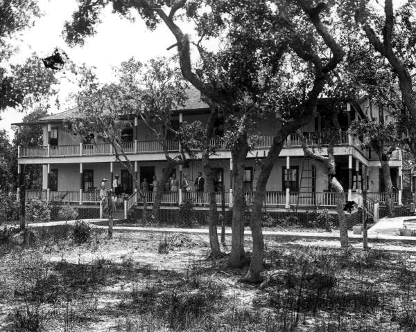 Front view of the Floridatown Hotel - Floridatown, Florida.