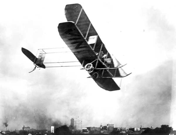 "Vin Fiz" flying over Tampa.