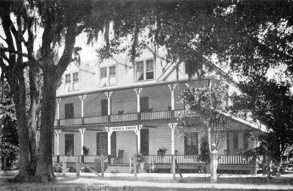 Front view of the Turner House (hotel) - Crescent City, Florida