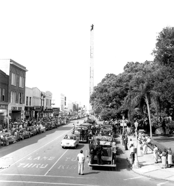 Crowd watching man on ladder - Lakeland, Florida