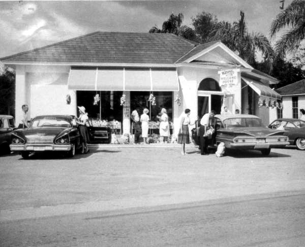 Tourists at Waverly Growers Cooperative citrus gift shop - Waverly, Florida