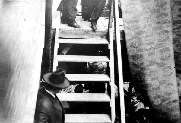 Execution of Eddie Broom outside Osceola County courthouse - Kissimmee, Florida