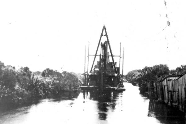 Dredge on the East Coast Canal