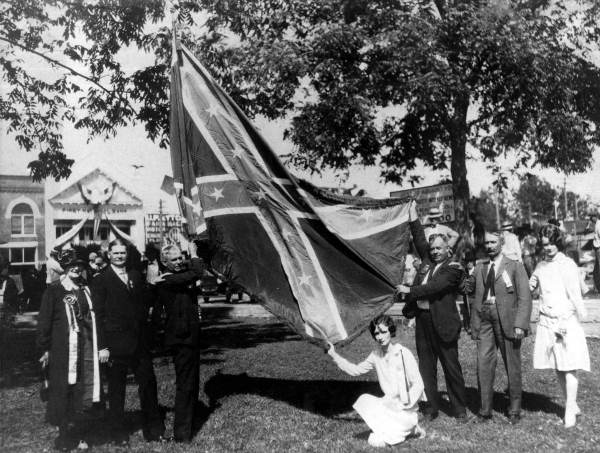 People with flag at United Confederate Veterans reunion in Marianna, Florida.
