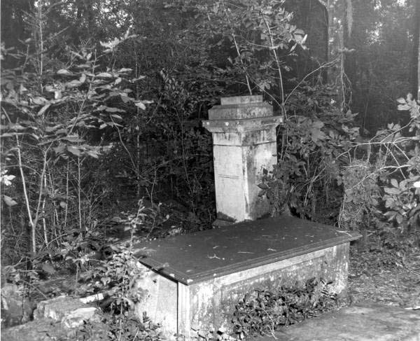 Gravestones at the Verdura plantation cemetery - Tallahassee, Florida.