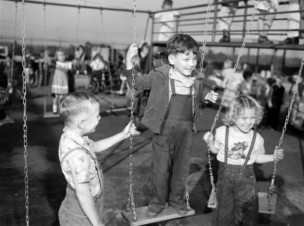 Children at Swisher's King Edward Cigars factory.