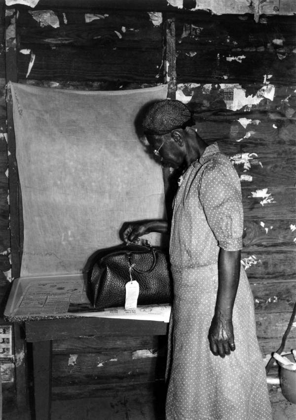 Midwife putting her bag on newspaper in the home of a patient.